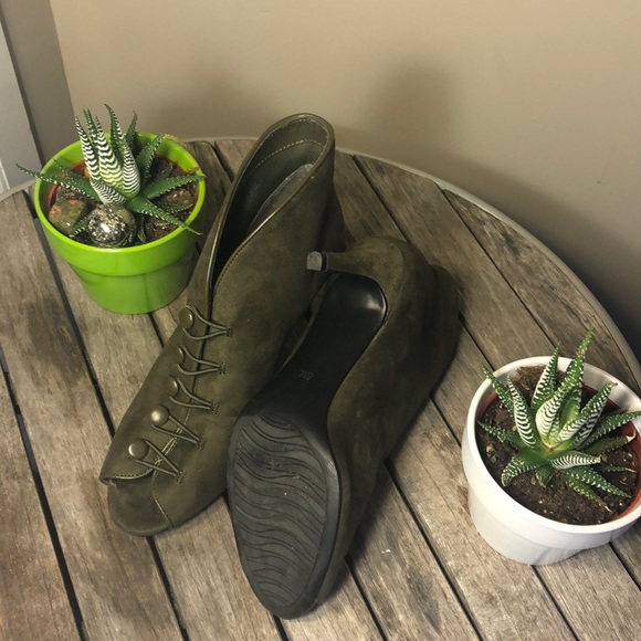 Olive green Victorian comfy button up heels - Picture 4 of 4